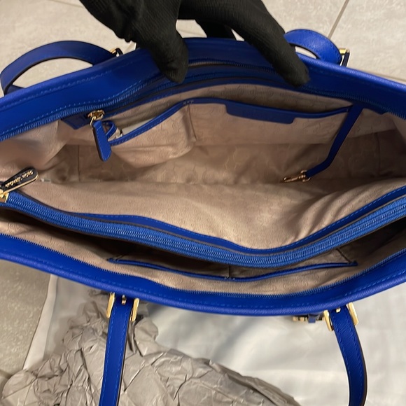 Michael Kors Travel Tote bag 💙 beautiful royal blue color,perfect for carry-on! - Picture 3 of 15